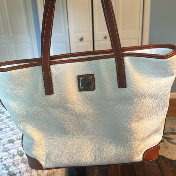 Beautiful quality dooney and Burke bag. In excellent condition white leather - Picture 1 of 16